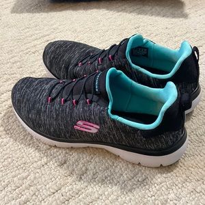 Sketchers womens size 8 memory foam sneakers